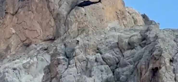 Sarp kayalıklarda mahsur kaldı! İngiliz dağcı helikopterle kurtarıldı