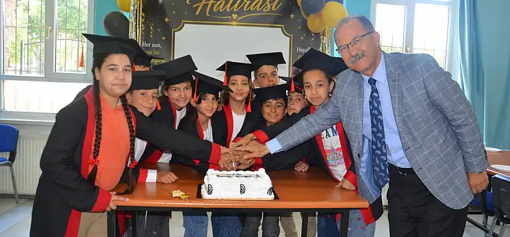 Asırlık eğitim çınarı okul 99. Mezunlarını verdi