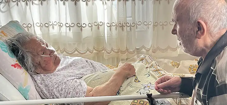 Aşk engel tanımadı! Yürüyemeyen adam eşini görünce ayağa kalktı