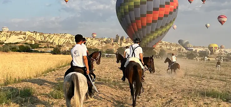 At sırtında doğa turu! Balonlar eşliğinde eşsiz manzara oluştu