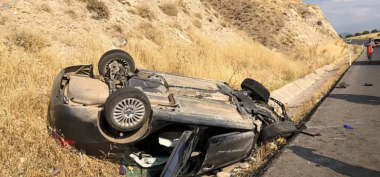 Aynı noktada 3 araç birden çarpıştı: Ortalık savaş alanına döndü!