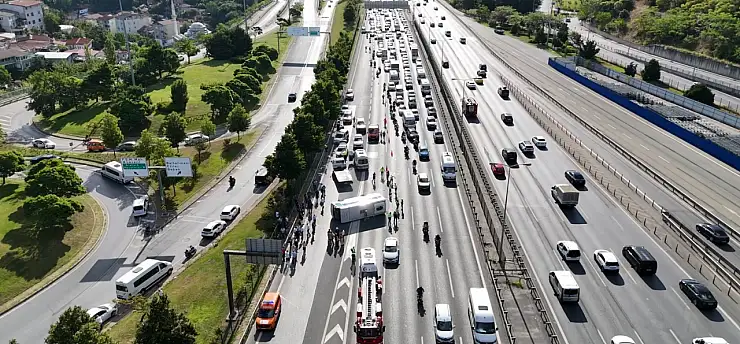 Banka personelini taşıyan midibüs devrildi: 21 yaralı