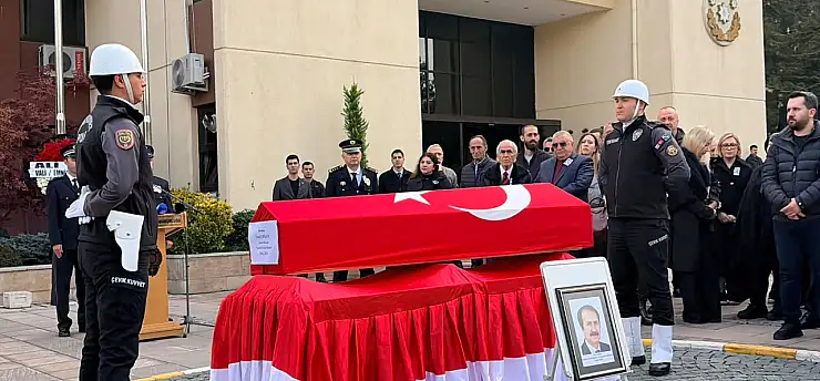 Bir döneme damga vuran 'Süper Vali' Ünal Erkan son yolculuğuna uğurlanıyor