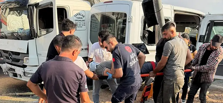 Buğday yüklü kamyon ile servis minibüsü çarpıştı: 6 yaralı