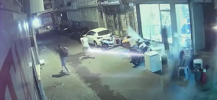 Çatıdan kopan betonlar sokağa yağdı! Araçlar hurdaya döndü