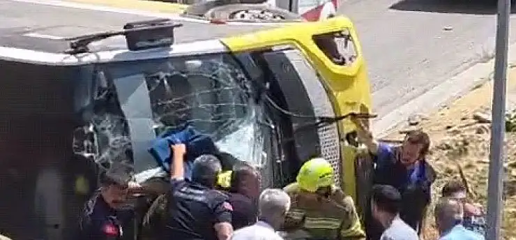 Çocuğu ezmemek için direksiyonu kırdı! Otobüs yan yattı