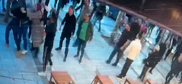 Dehşet anları kamerada! 17 yaşındaki kıza saldırdı, vatandaşlar yakaladı