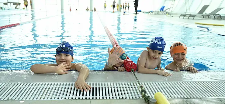 Denizi olmayan Konya'da binlerce çocuk yüzmeyi öğreniyor