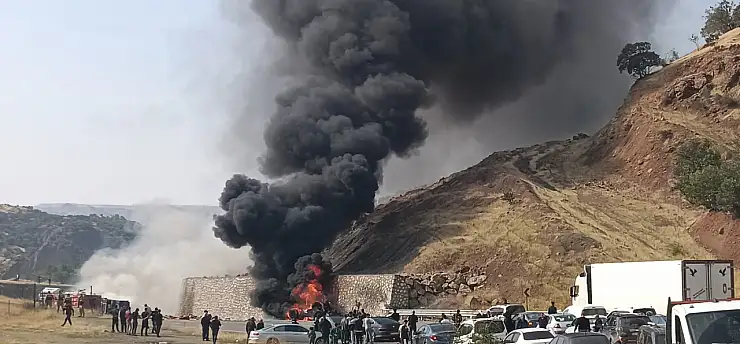 Duvara çarpan TIR alev alev yandı! Sürücü yaralandı