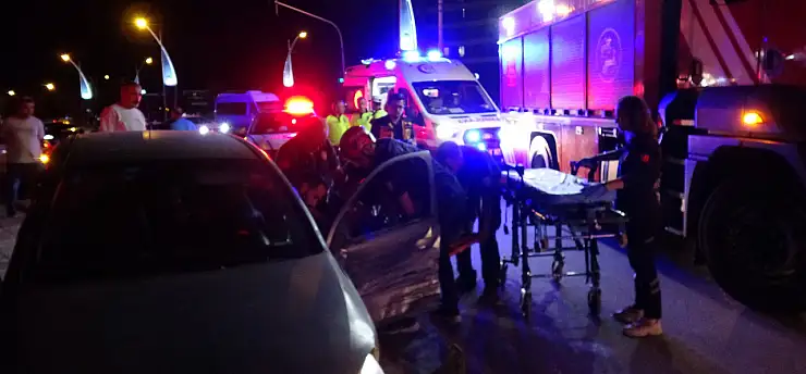 Ekip aracı ile otomobil çarpıştı: 2'si polis, 3 yaralı