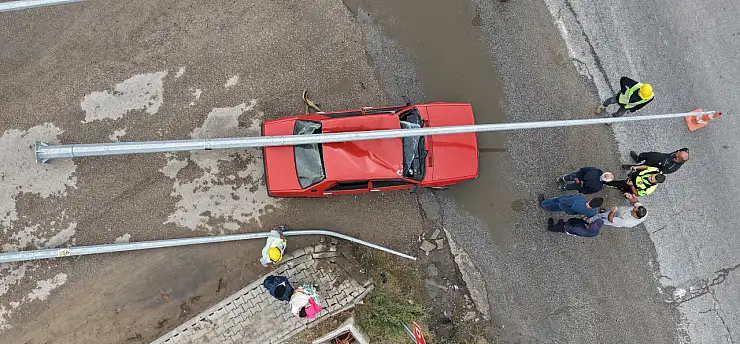 Faciadan dönüldü! Elektrik direği Tofaş otomobilin üzerine devrildi