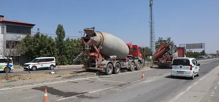 Feci kaza: Otomobil iki beton mikserinin arasında kaldı, 1'i ağır 4 yaralı