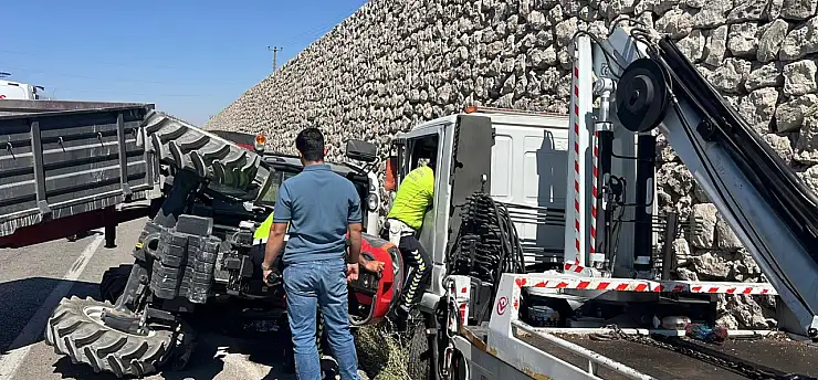 Feci kaza! Traktör ile çekici çarpıştı, 4'ü çocuk 6 yaralı