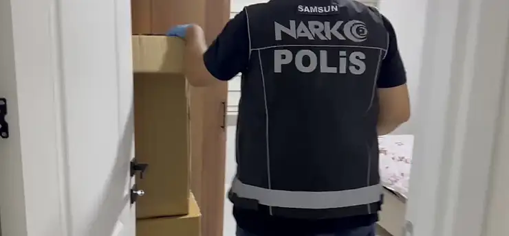 Film gibi operasyon: Kolilerin ve yatağın altından zehir zulası çıktı