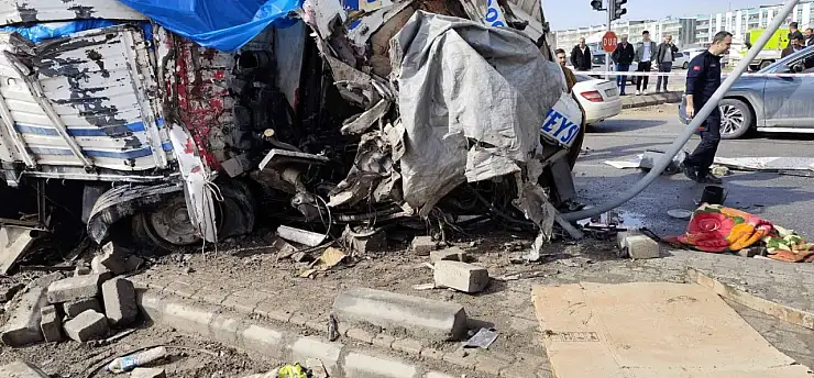 Freni patlayan kamyon araçların arasına daldı! 1 kişi ölü, 3 yaralı