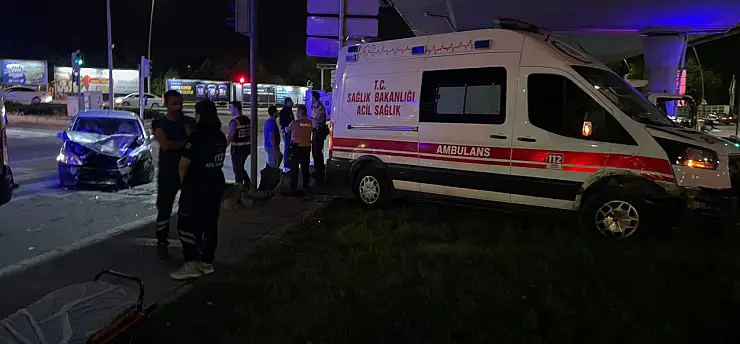 Hasta taşıyan ambulansa ile otomobil çarpıştı! 6 yaralı