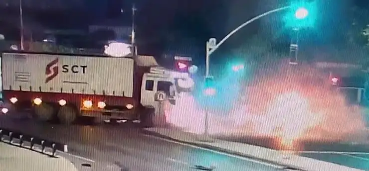 Hatalı dönüş ölüm getirdi! Kamyona çarpan araç alev aldı