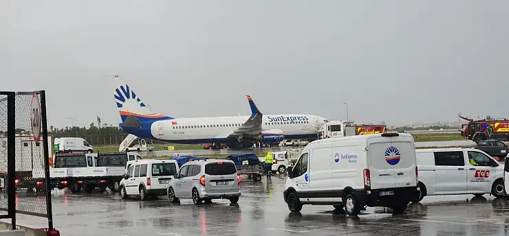 Havalimanında panik anları: İniş takımı koptu, yolcular tahliye edildi