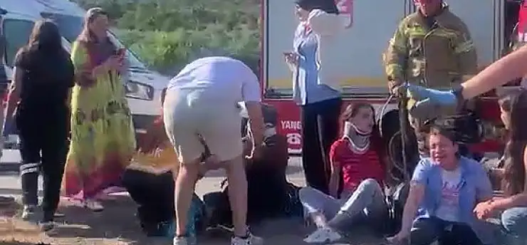 İşçi servisi ile otomobil kafa kafaya çarpıştı: 15 yaralı