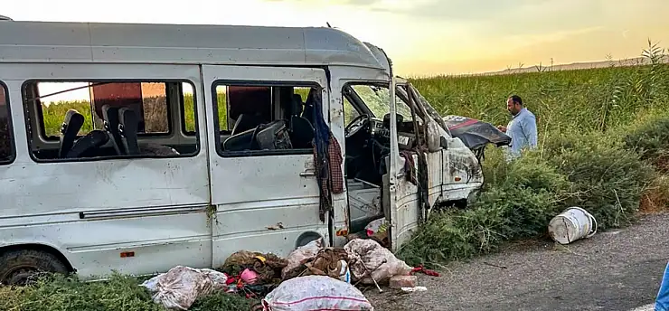 İşçileri taşıyan araç kanala devrildi: Çok sayıda yaralı var!
