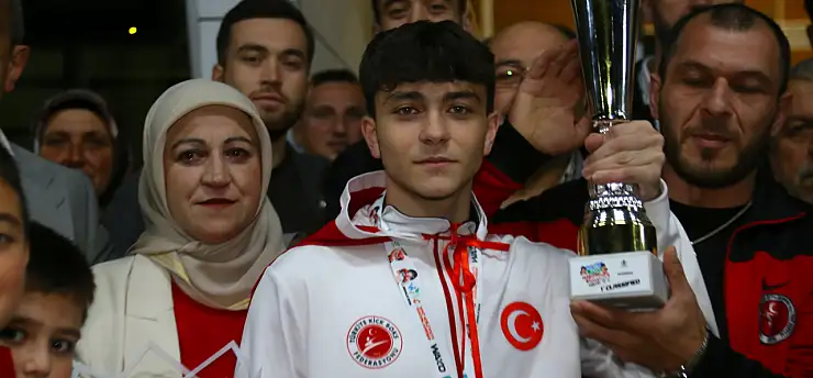 İsrailli rakibini yenerek dünya şampiyonu olan milli sporcuya coşkulu karşılama