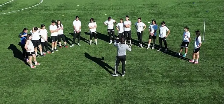 Kadın futbolcular şampiyonluk için kenetlendi