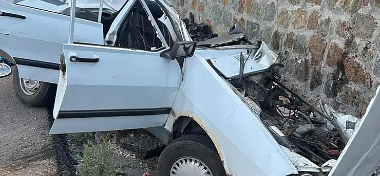 Kafa kafaya çarpışan araçlar hurdaya döndü: 1 ölü, 2 yaralı