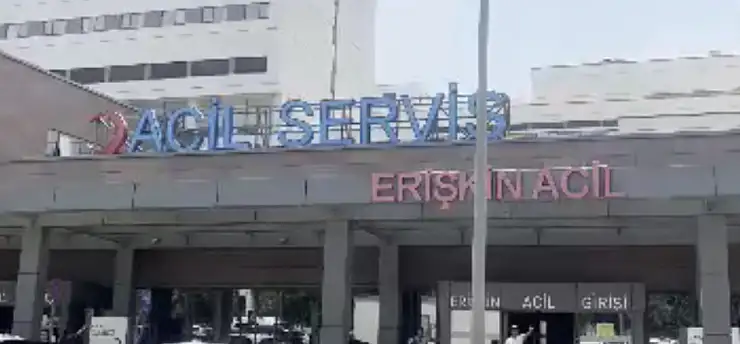 Kapıdaki tartışma kanlı bitti: Eşini çekiç ve bıçakla ağır yaraladı!