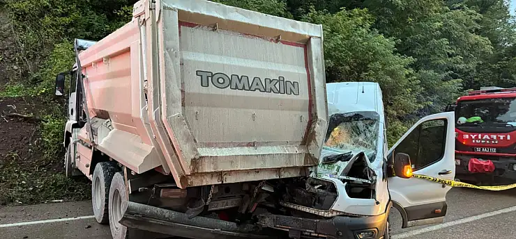 Karşı şeride geçen kamyon facia getirdi! 1 ölü, 18'i öğrenci 23 yaralı