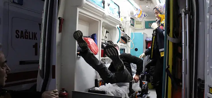 Kavgada bıçaklanan şahıs hastanede sedyeden atlayıp basın mensuplarına saldırdı