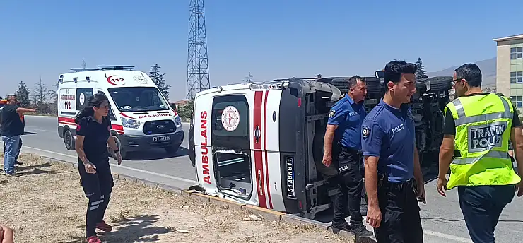 Kavşakta otomobille çarpışan ambulans devrildi! 5 kişi yaralı