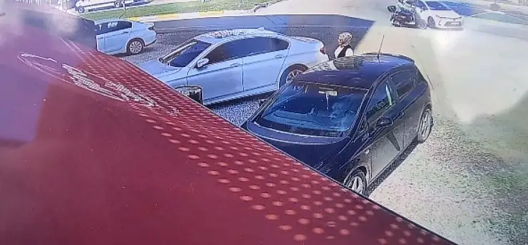 Kavşakta vur-kaç dehşeti: Motosikletli yere savruldu, sürücü kayıplara karıştı