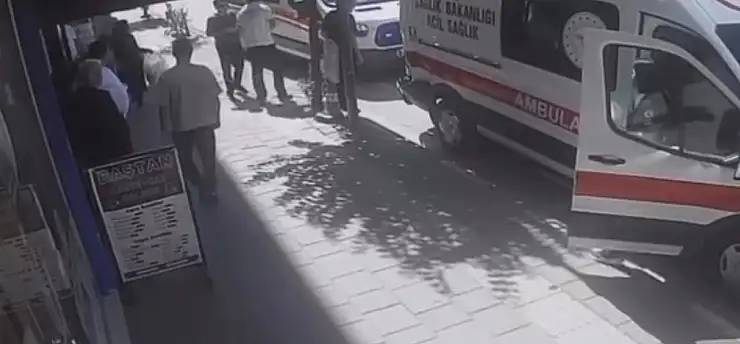 Kazazedeleri taşırken kaza yaptılar: İki ambulans çarpıştı