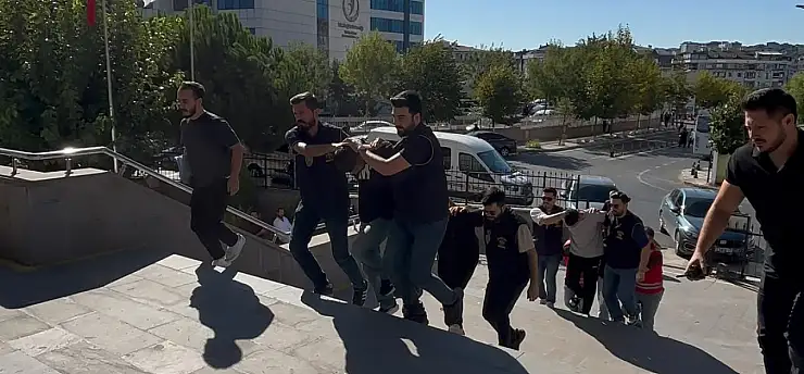 Kız kardeşine atılan mesaja sinirlenen ağabey, dehşet saçtı