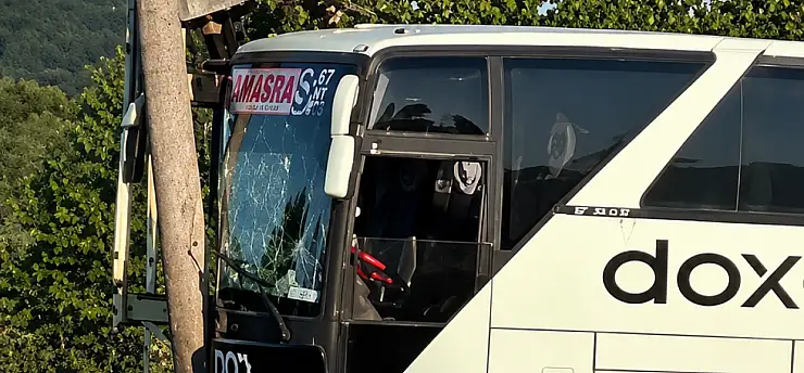 Kontrolden çıkan otobüs direğe çarptı: Patlayan tekerlek polisi yaraladı