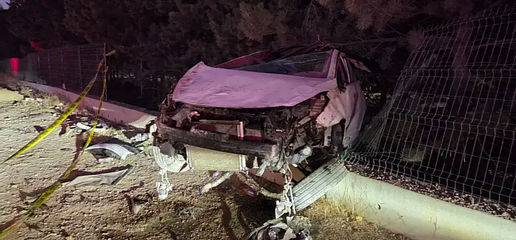 Kontrolden çıkan otomobil duvara çarptı: Ömer Asaletli yaşamını yitirdi!