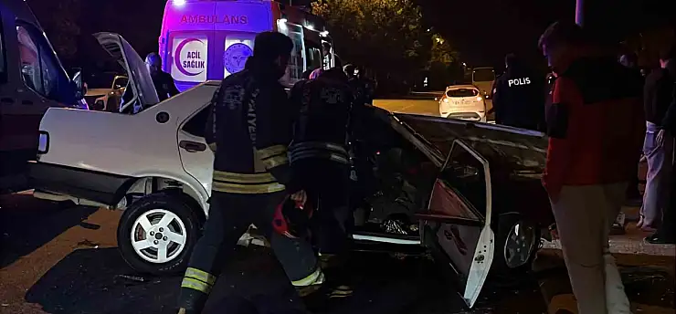 Konya'da can pazarı: 2 otomobil çarpıştı! 5 kişi yaralandı