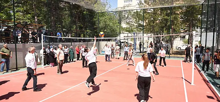 Konya'da protokol sahaya indi, çocuklarla maç yaptı!
