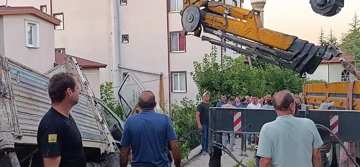 Konya'da yürekleri ağza getiren olay! Kamyoneti durdurmak isterken sıkıştı
