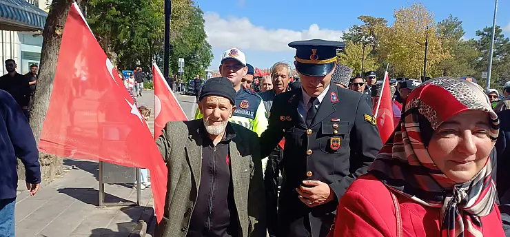 Konya'nın komşusunda duygulandıran yürüyüş: Atatürk'ün sesini yaşatan emekli postacı damga vurdu