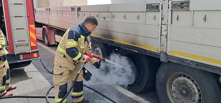 Konya yolunda faciadan dönüldü! Mermer yüklü TIR alev aldı