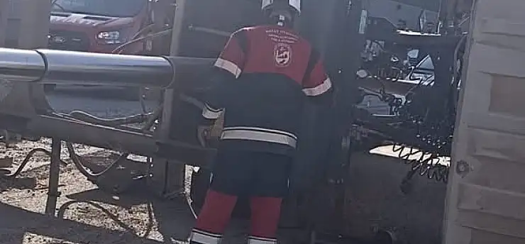Korkutan kaza: Kontrolden çıkan kamyon devrildi