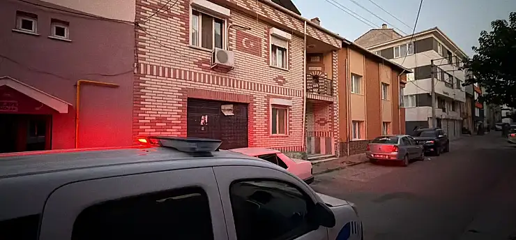 Kötü koku ihbarı üzerine eve giren polis ekipleri kahreden manzarayla karşılaştı!