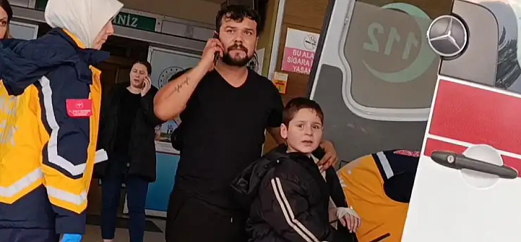 Küçük çocuğun oyunu kana bulandı! Parmağı kopma noktasına geldi