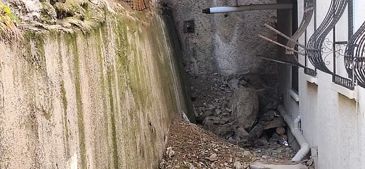 Mahallede yaşanan toprak kayması nedeniyle riskli binalar tahliye edildi