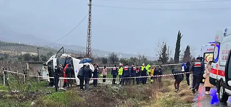 Memur servisi üzüm bağına uçtu: Çok sayıda yaralı var, 1 kişi hayatını kaybetti