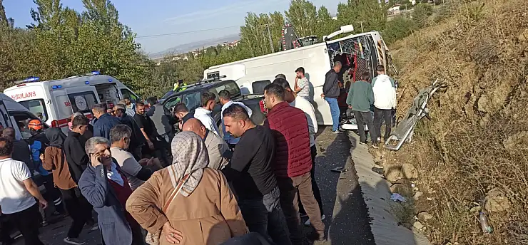 Midibüs ile pikap çarpıştı: Çok sayıda yaralı var