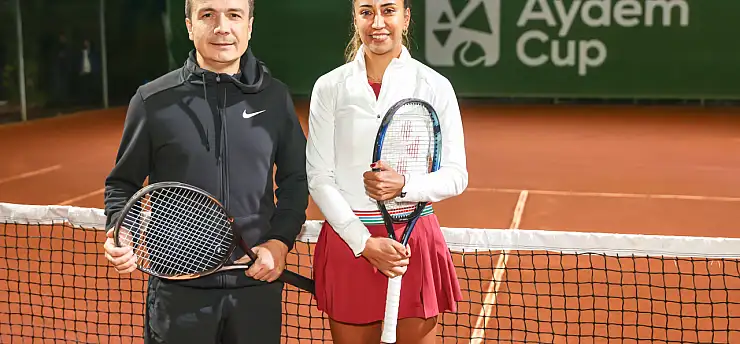 Milli sporcu Çağla Büyükakçay, Aydem Cup'a özel gösteri maçıyla renk kattı