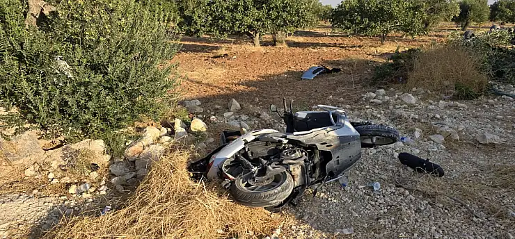 Motosiklete çarpan otomobil tarlaya uçtu: Ölü ve yaralılar var!