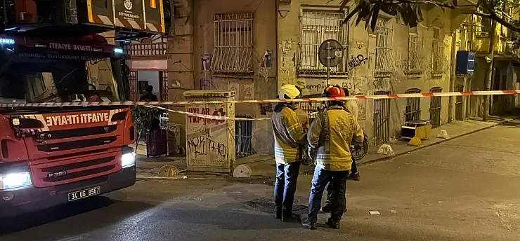 Mutfak duvarı bir anda çöktü! Bina boşaltıldı